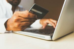 I pagamenti digitali ormai (quasi) eguagliano quelli in contanti