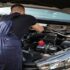 Operaio al lavoro su un'automobile