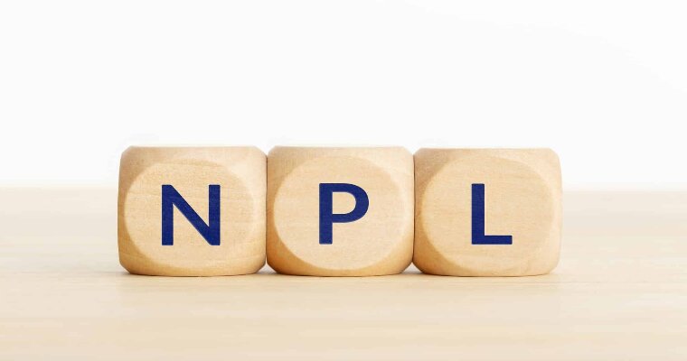 Tre dadi con lettere che formano l'acronimo "NPL"