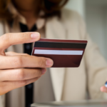 Donna esegue bonifico bancario