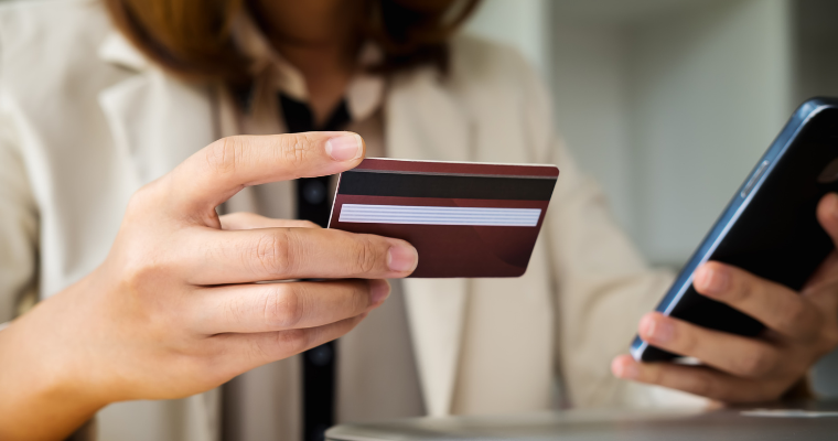 Donna esegue bonifico bancario