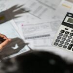 Una persona sta calcolando le proprie tasse, forse prima di fare il concordato preventivo