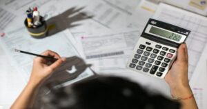 Una persona sta calcolando le proprie tasse, forse prima di fare il concordato preventivo