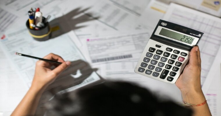 Una persona sta calcolando le proprie tasse, forse prima di fare il concordato preventivo