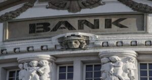 La banca, l'istituto che per definizione eroga credito a famiglie e imprese