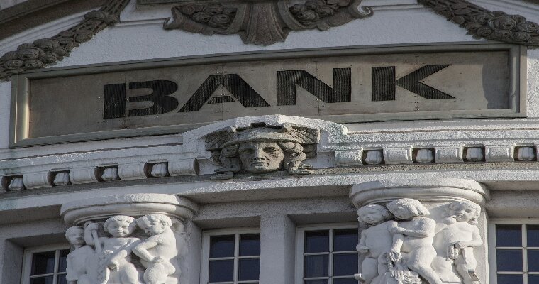 La banca, l'istituto che per definizione eroga credito a famiglie e imprese