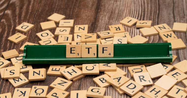 Lettere del gioco Scarabeo che formano la parola ETF