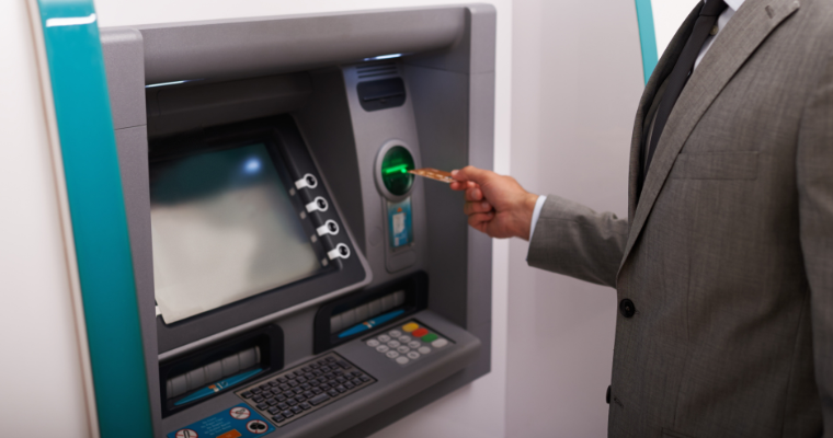 Conti correnti, prelievi, bonifici e carte di credito