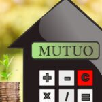 Una casa che contiene una calcolatrice per ben rappresentare il calcolo dei costi dei mutui