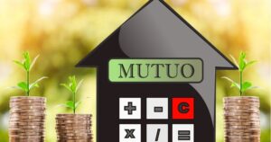 Una casa che contiene una calcolatrice per ben rappresentare il calcolo dei costi dei mutui